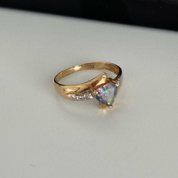 10k gold ring with majestic triangular shap - Picture 2 of 8